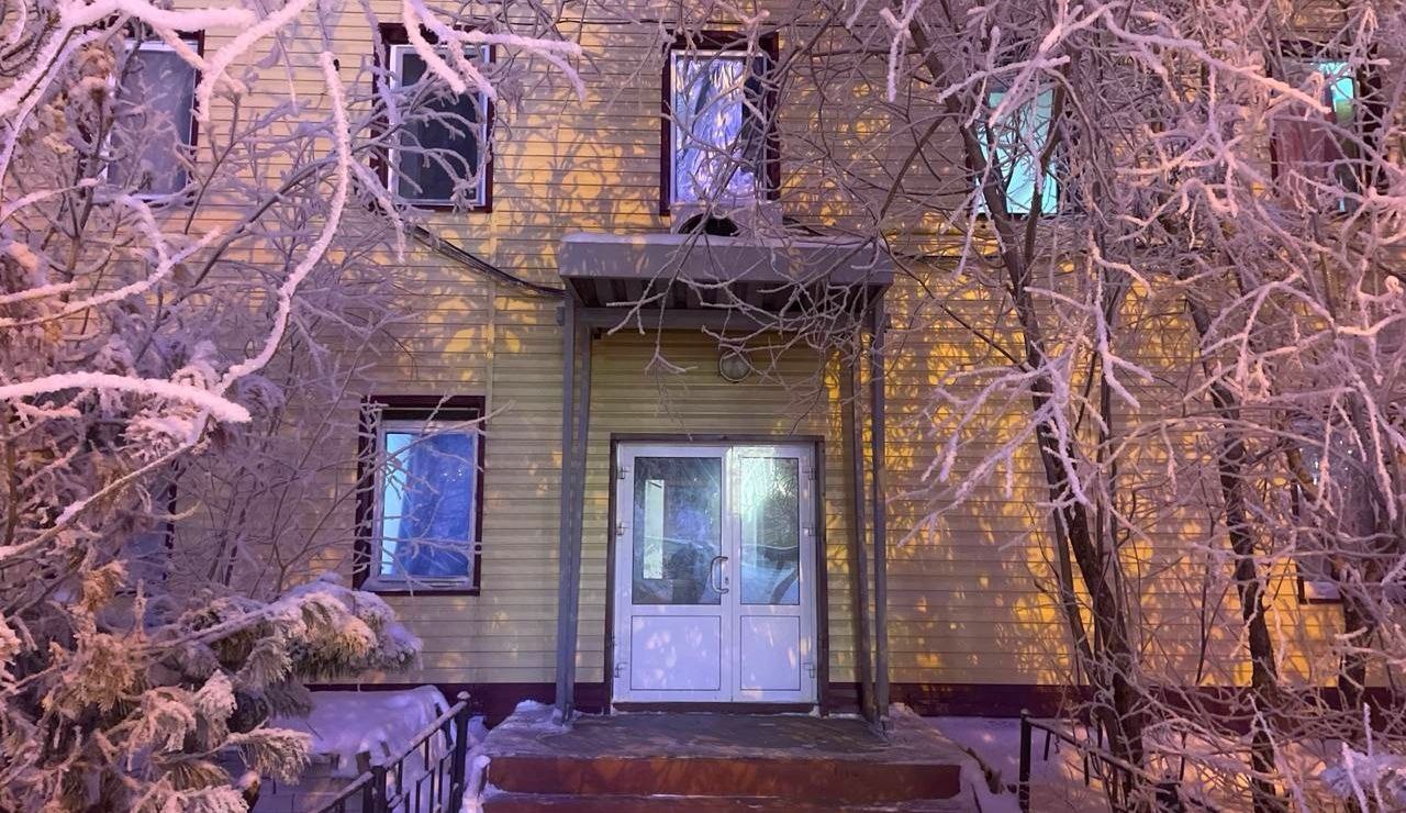 Главный вход общежития ИП Титова в Новом Уренгое